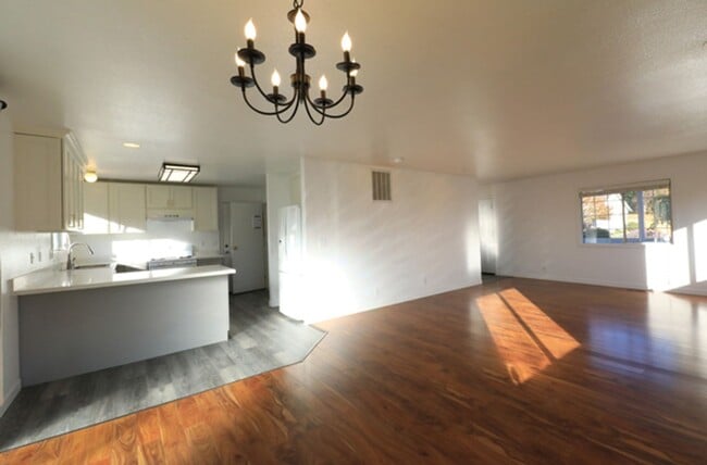 Foto del edificio - Spacious 3/2 with large yard