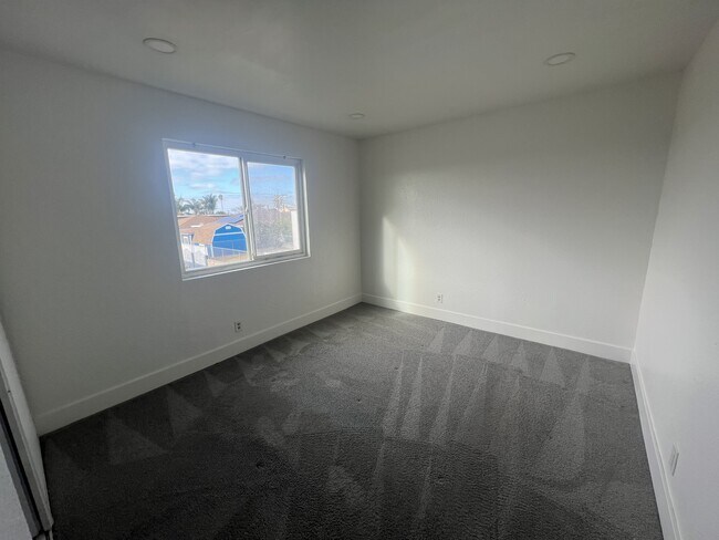 Foto del edificio - 3965 Logan Ave