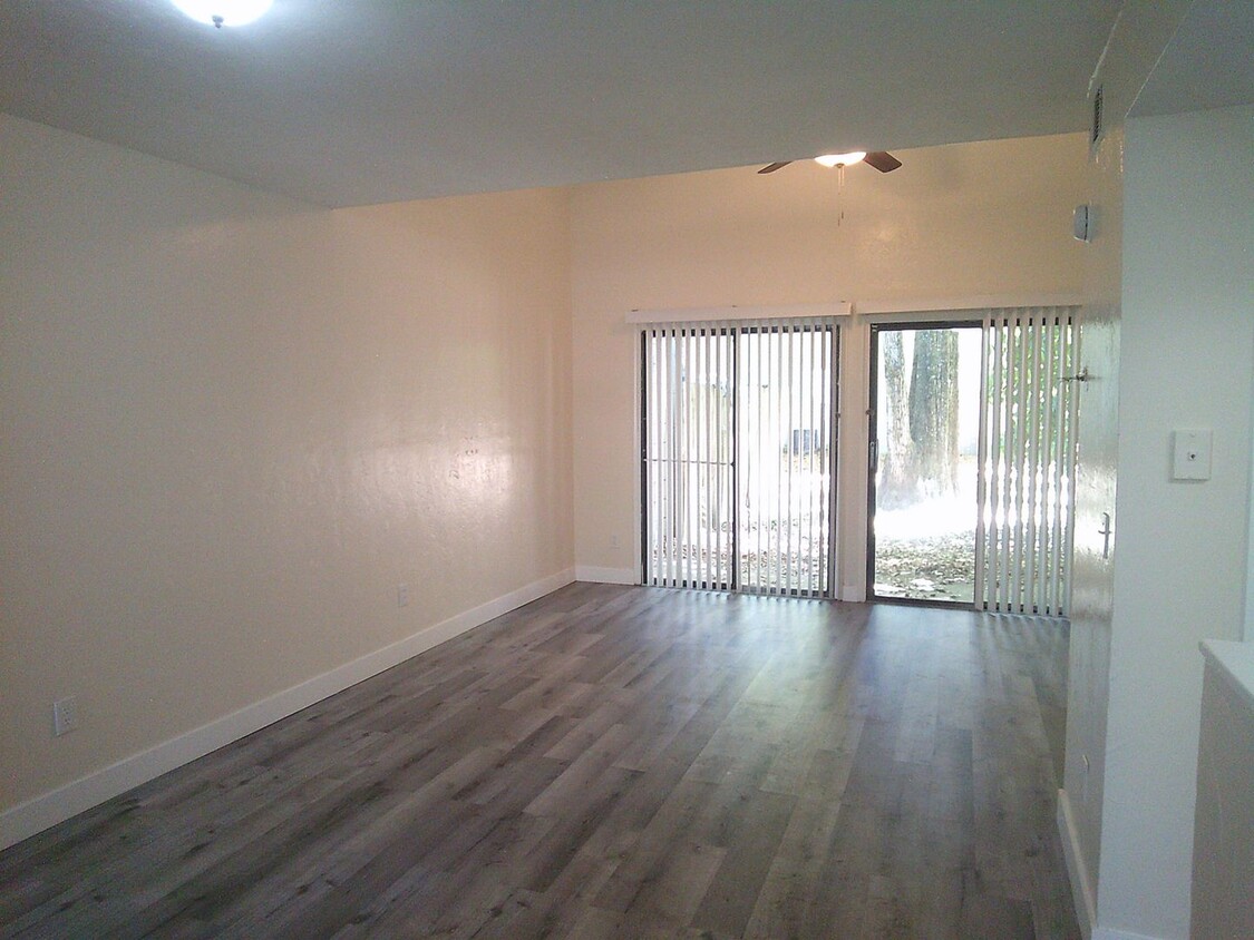 Foto principal - Spacious two-bedroom, 2-bath with a bonus ...