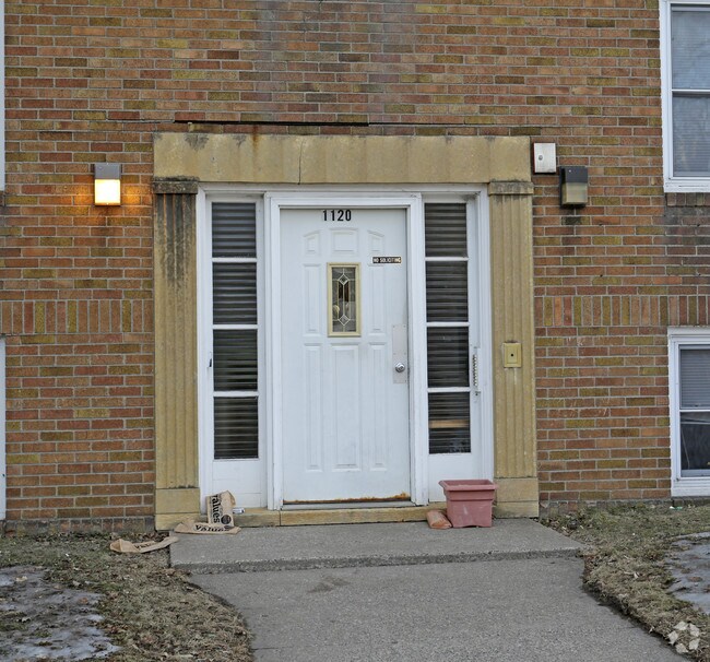 Building Photo - 1120 Grand Apartments