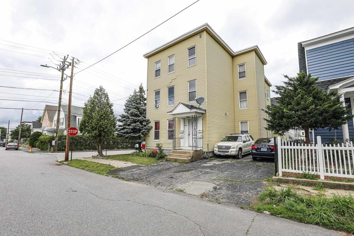 662 Summer St Unit 4, Manchester, NH 03103 Room for Rent in