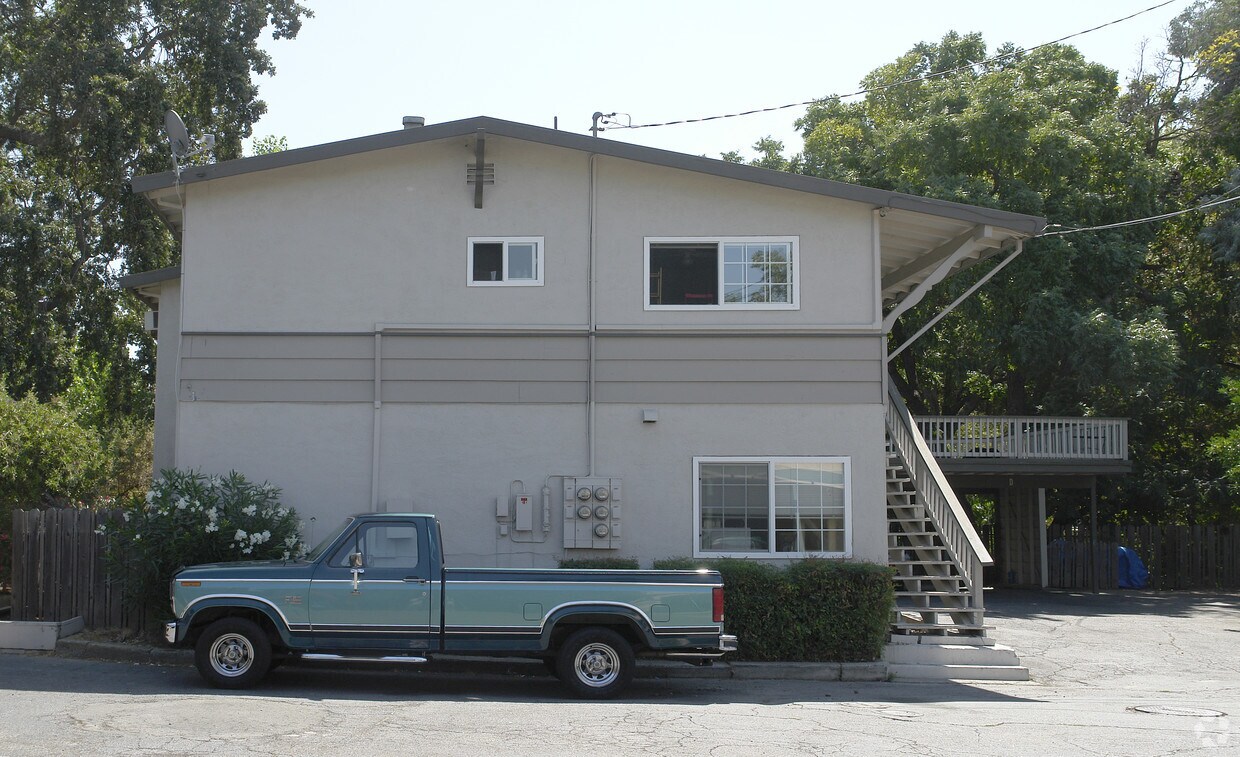 Primary Photo - 849 Robinson St