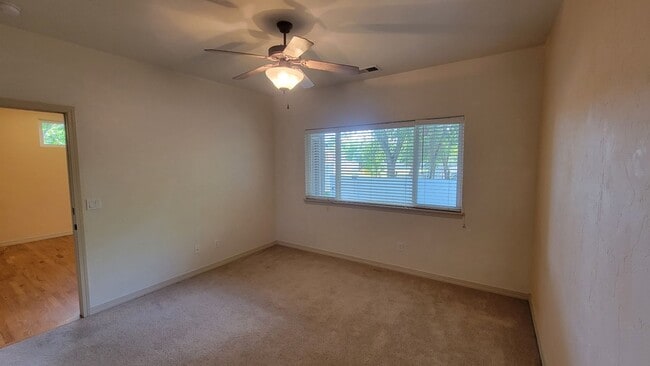 Building Photo - Move-in Ready 2-Bed, 2-Bath Townhome in Desirable Garden Grove Subdivision