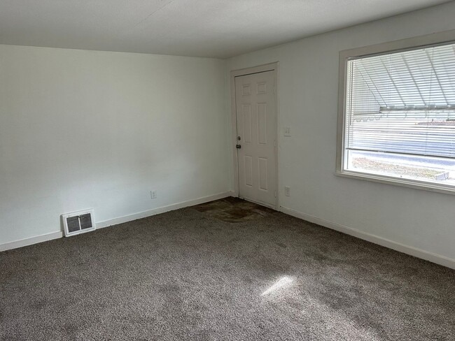 Foto del edificio - 3 Bed 1 Bath Shadle Park Home - Large Garage