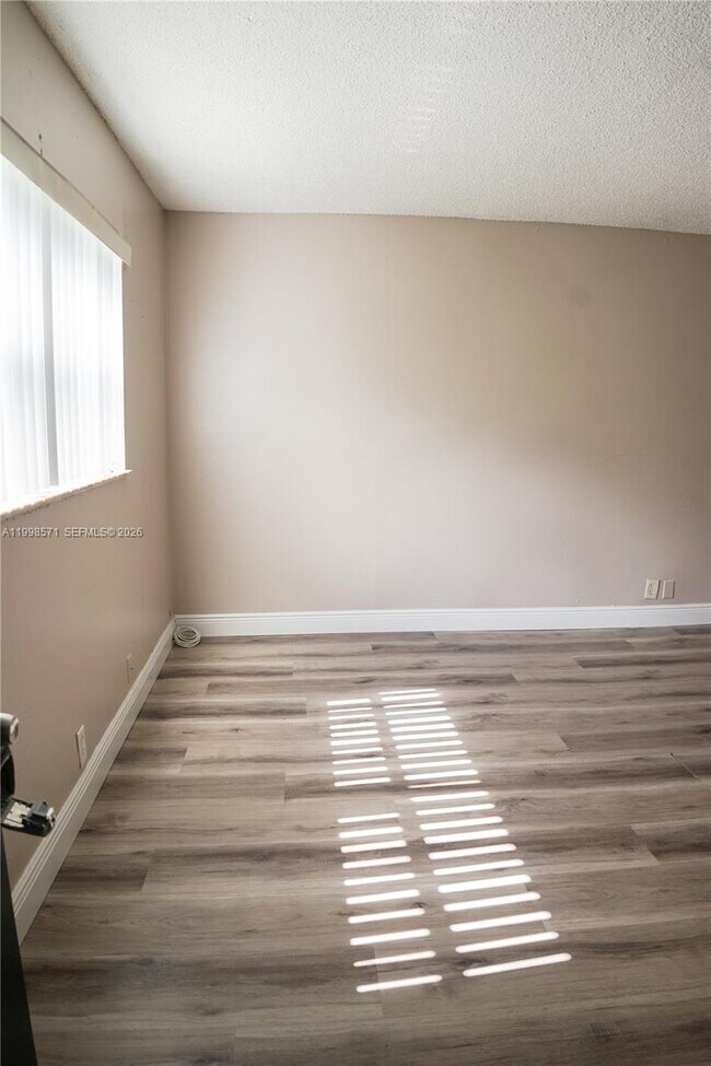 Foto del edificio - 4280 Woodside Dr