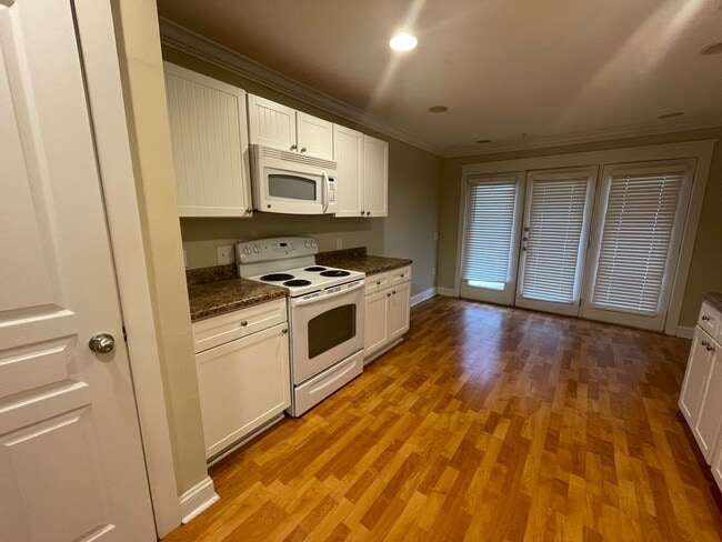 Foto del edificio - AUGUST PRE-LEASE Spacious 3 Bedroom 3 Bath...
