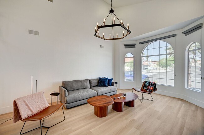 Foto del edificio - Furnished 4 bedroom home in the Lakes!