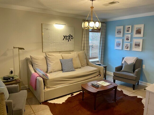 Foto del edificio - 2 Bedroom, 2.5 Bath, Fully Furnished Walking Distance to Campus