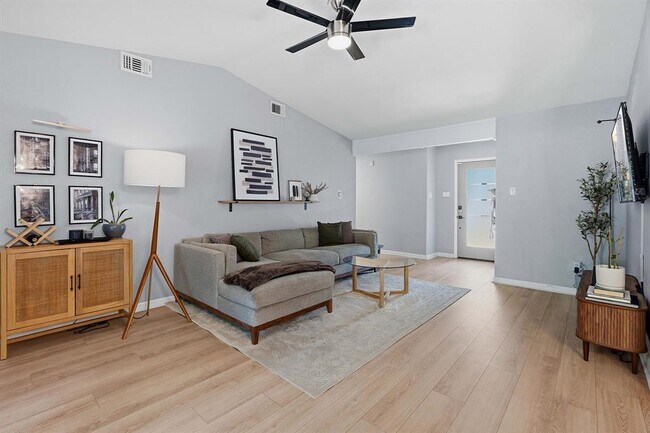 Foto del edificio - 5804 Brook Valley Dr