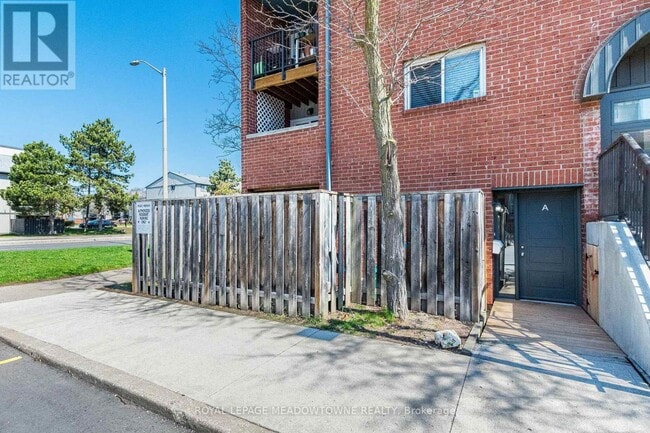 Building Photo - 2866 Battleford Rd
