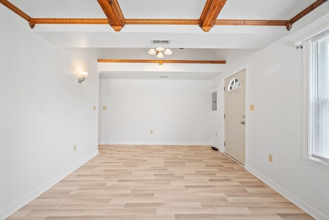 Foto del edificio - 634 Ellington Ave