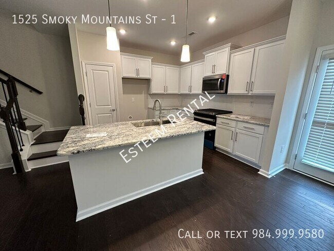 Building Photo - 1525 Smoky Mountains St