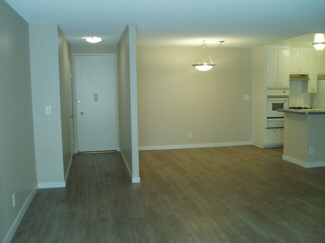 Entrance Hall/Front Door - 2100 N Beachwood Dr