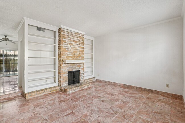Foto del edificio - 7700 Creekbend Dr