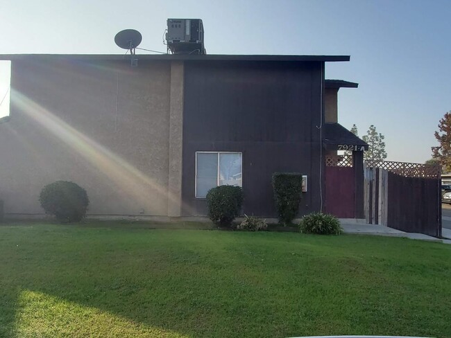 Building Photo - 7921 S Laurelglen Blvd