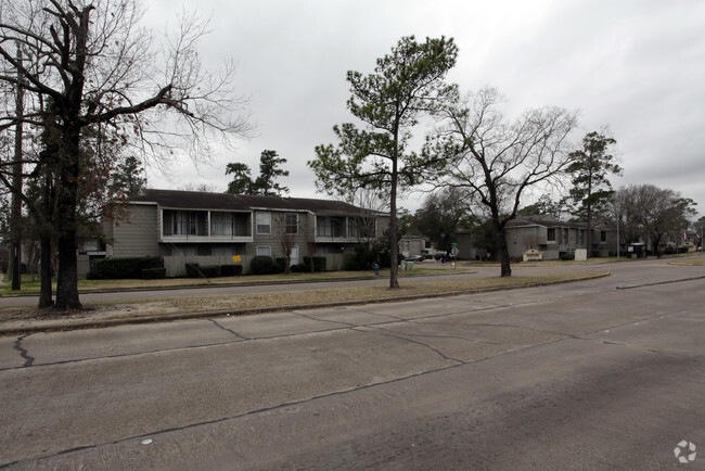 Building Photo - Los Pinos Verde