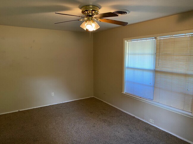 Master BR - 2000 W Pinecrest Dr