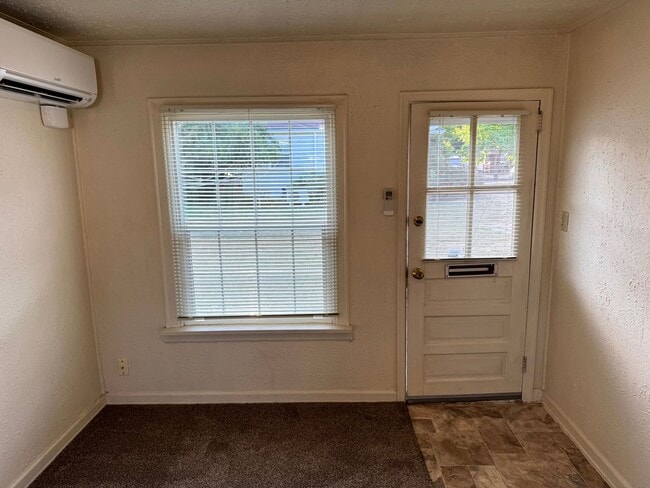 Building Photo - 1 Bedroom duplex in downtown Eugene
