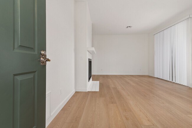 Building Photo - 10868 Sabre Hill Dr