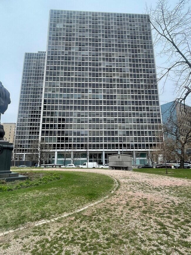 Building Photo - 330 W Diversey Pkwy