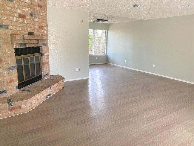 Building Photo - 16222 Summer Dew Ln