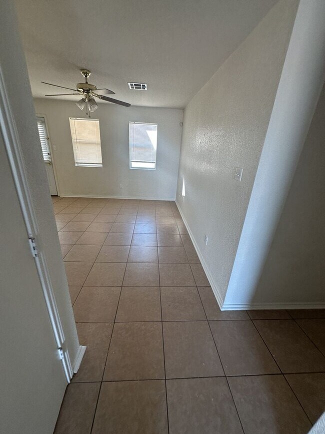 Foto del edificio - AVAILABLE NOW !