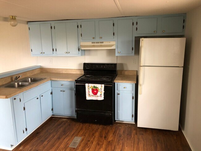 Building Photo - Adorable 2 Bedroom with Amazing Mountain Views!