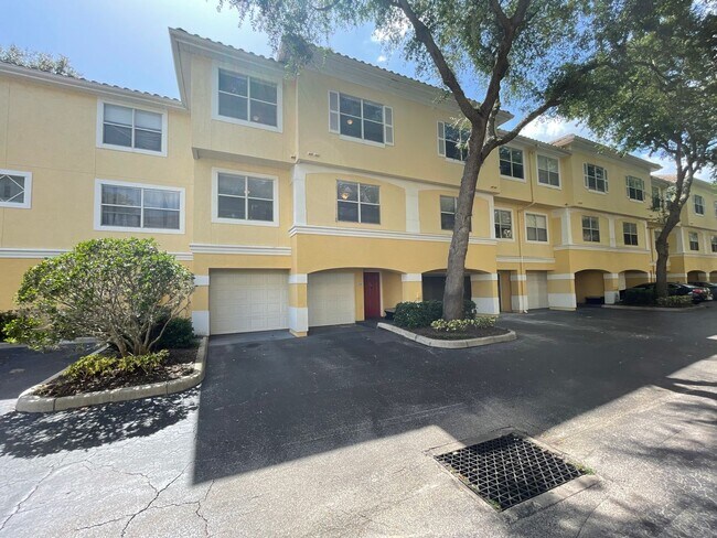 Building Photo - 2BR/2BA Visconti Townhome with 2-Car Garag...