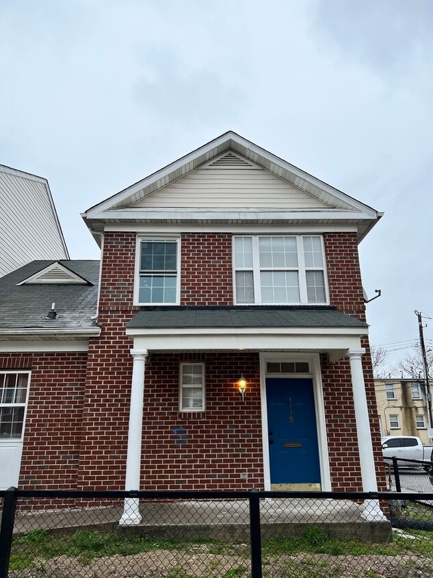 Foto principal - Spacious 3 Bedroom End Unit- Baltimore, MD