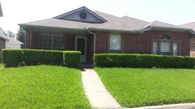 Building Photo - 2030 Oak Creek Ct