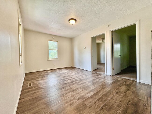 Building Photo - 1335 E Dubail Ave