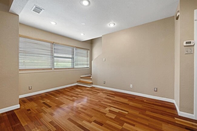Building Photo - 8888 Tallwood Dr