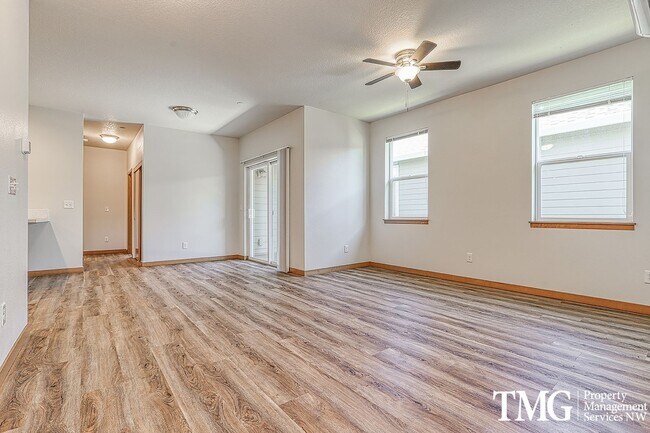 Building Photo - Beautiful 2 Bedroom Duplex in Great Washou...