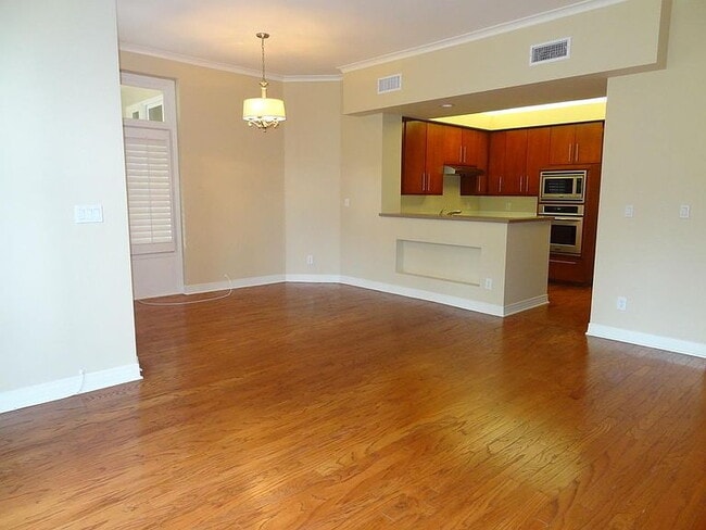 Foto del edificio - "Luxurious 2-Bed, 3-Bath Retreat with Granite Countertops in San Diego's Heart - 1460 Sq Ft of El...