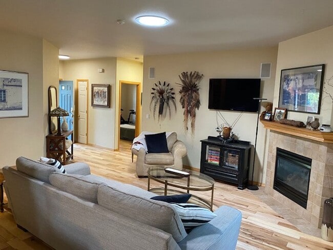 Building Photo - Beautiful Home in NE Bend