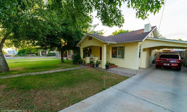 Covered porch large enough for swing or small bistro - 822 E Whitton Ave