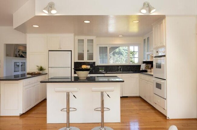 Foto del edificio - 3050 Ribera Rd