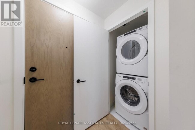 Photo du bâtiment - 2300 St Clair Ave W