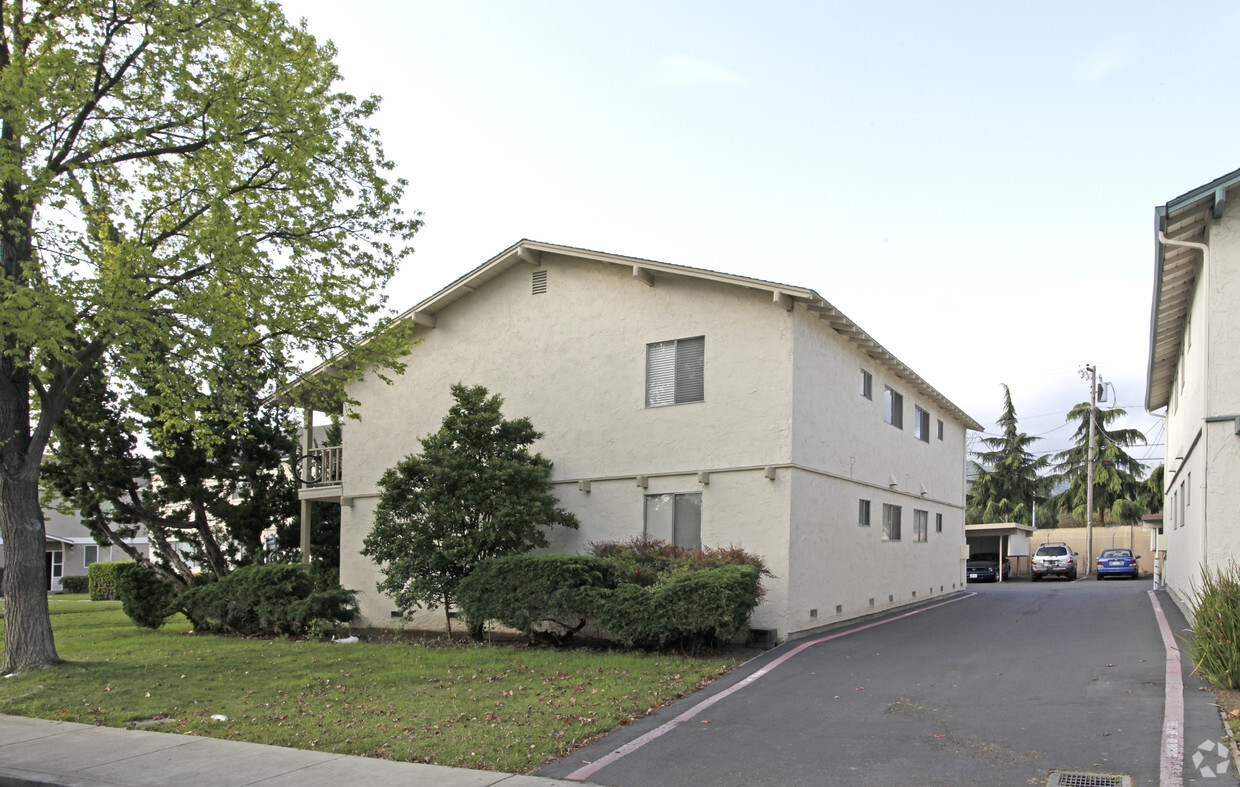 Primary Photo - 1747 Ross Cir