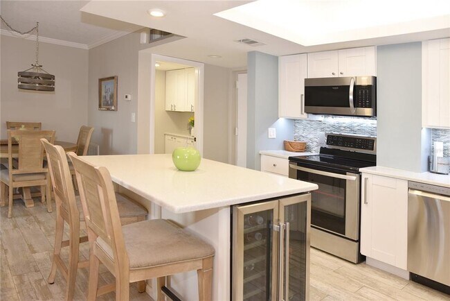 Foto del edificio - 4900 Brittany Dr S