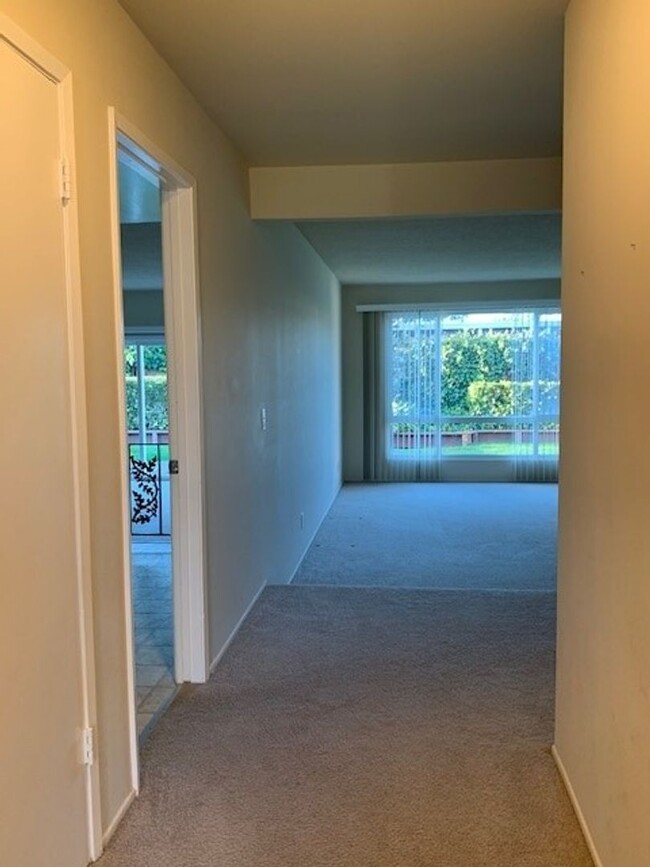 Foto del edificio - Four bedroom home in Foster City