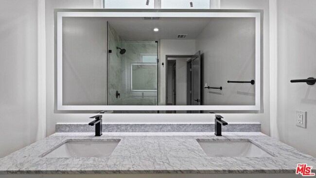 Foto del edificio - 2021 N Beachwood Dr