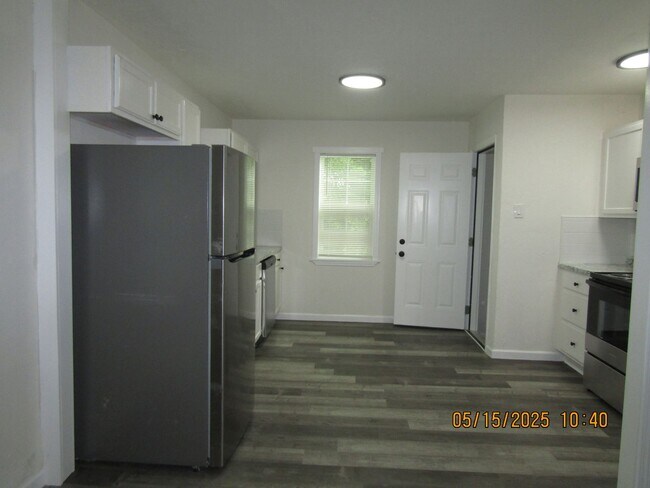 Building Photo - Great Home Located in the Lawton Heights A...