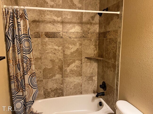 Foto del edificio - 4 br, 3 bath House - 4249 Woodlake Lane