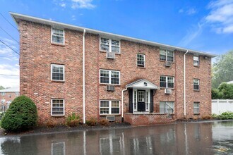 Building Photo - 12 Colonial Village Dr