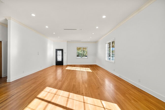 Building Photo - 6331 Simpson Ave