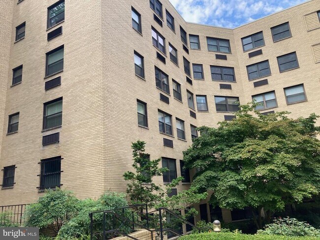 Foto del edificio - 1801 Clydesdale Pl NW