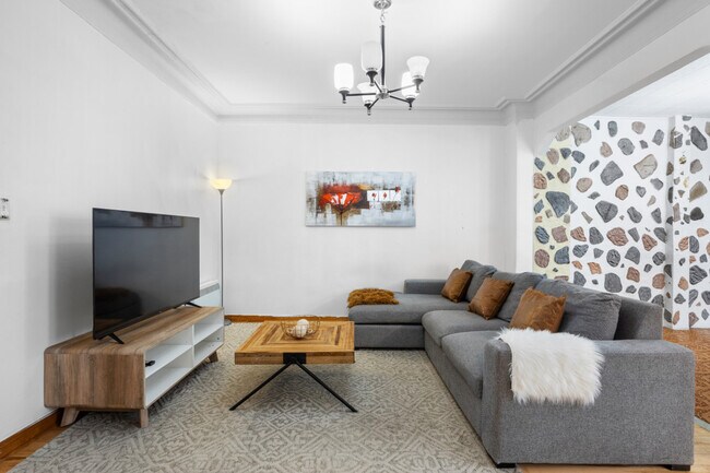 Building Photo - 4130 Rue De Bullion
