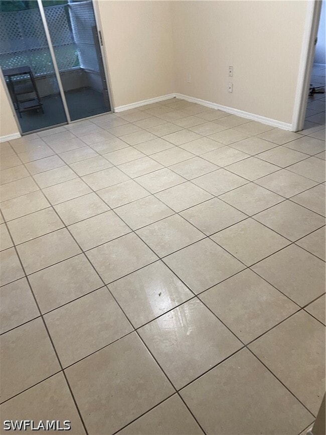 Building Photo - 2402 Lantana Ave S