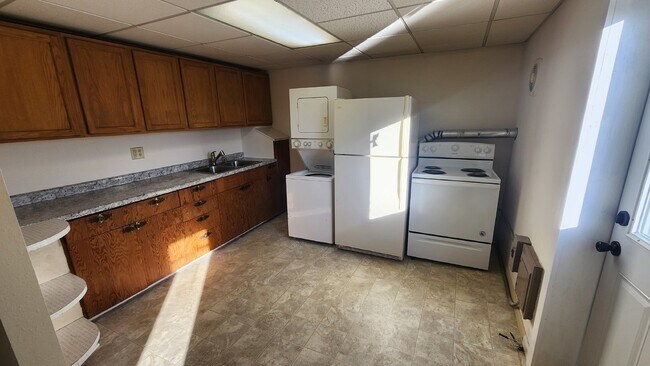 Foto del edificio - 2 Bedroom, 1 Bathroom Apartment For Rent D...